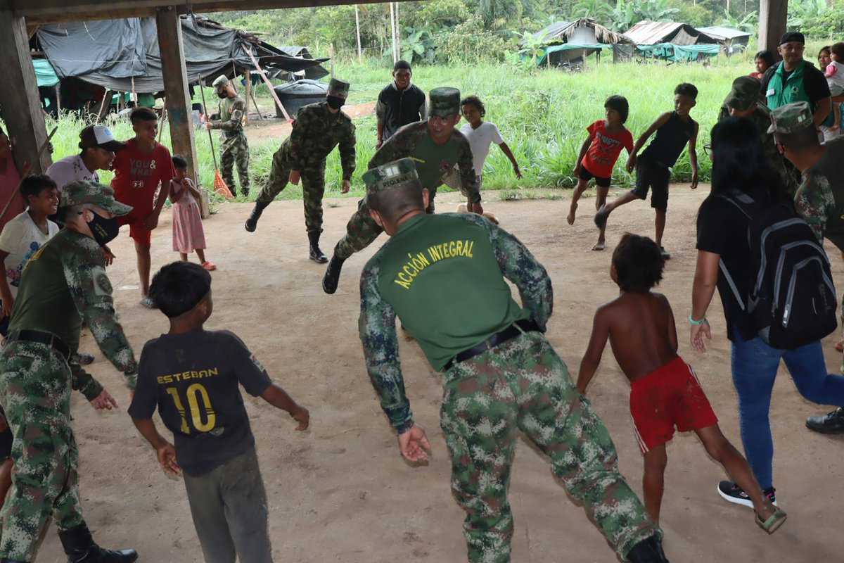 Ejercito_CAAID's tweet photo. Hasta el pueblo Indígena Nukak que se concentra en el departamento del #Guaviare y en la región amazónica colombiana, llegaron soldados de Acción Integral, la #Brigada22 y el Batallón de Infantería N.°19, para compartir un espacio de integración con sus habitantes.
@Ejercito_Div4 https://t.co/T8MqFhSVwP