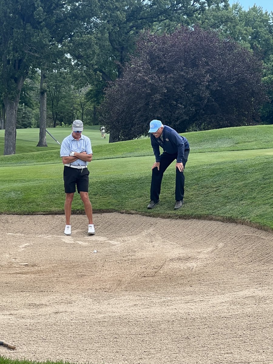 SusanKim4's tweet photo. You never know what’s going to come up in golf. Player wondering if his ball landed in an animal hole in the bunker. The ruling was no. ⁦@WisconsinPGA⁩ #stateopen https://t.co/79avrGF8NZ