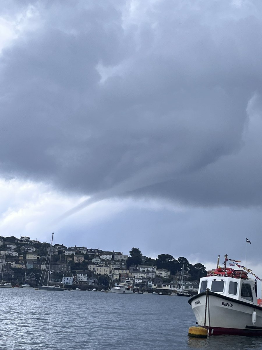 HarrisHello's tweet image. Waterspout off Polruan, Cornwall