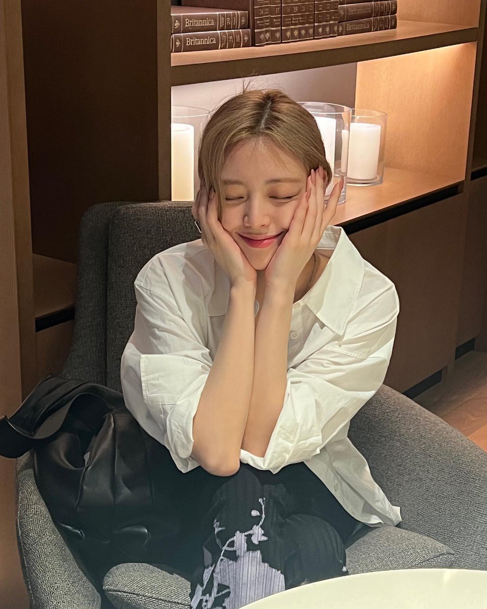 YUNA_THAILAND's tweet photo. ชินยูนาเป็นสาวมากกก เล่นกับใจแรงสุด ๆ 😭💐💞 https://t.co/PtJeQluycJ