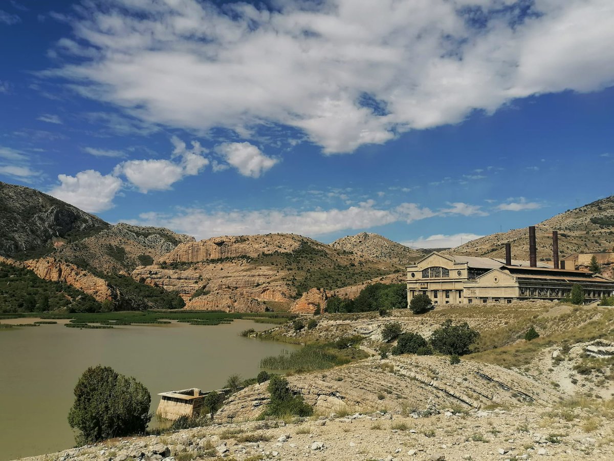 chabi13trl's tweet photo. Si no habéis estado nunca, no tardéis mucho en visitar Aliaga y su Parque Geológico. Si tardáis y dejamos que ciertos personajes lleven a cabo sus planes, es probable que en algunas de las fotos que saquéis aparezca algún aerogenerador chupando cámara. https://t.co/6Az2bKlaAw