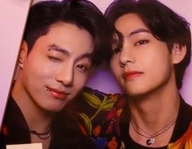 thvmnijungkook's tweet photo. ¿Estamos viendo bien?....recuerdos.
Juraría que es la misma chaqueta que usó JK ese día.
#TaeKook https://t.co/V51Q4gOWEv