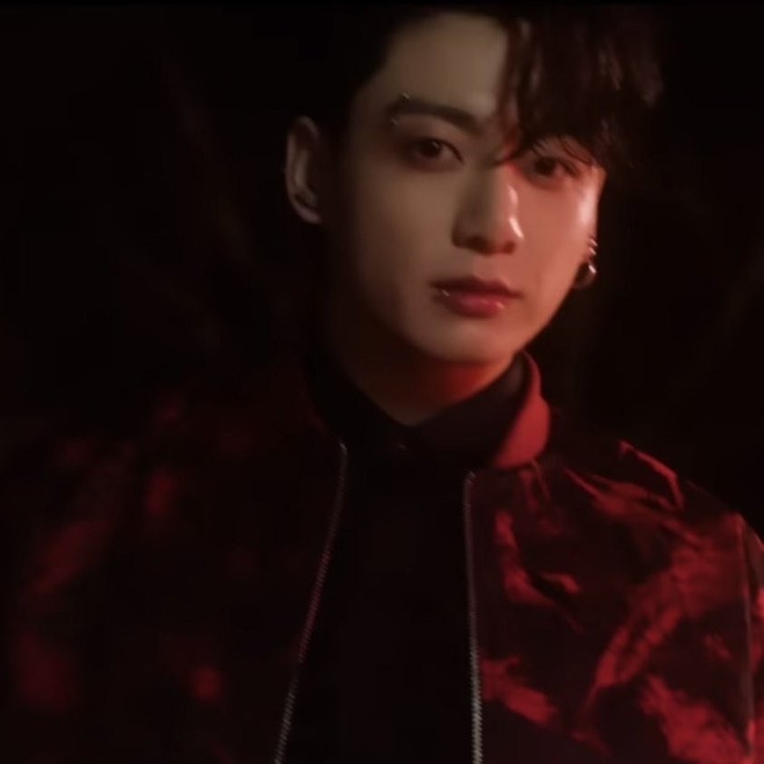 thvmnijungkook's tweet photo. ¿Estamos viendo bien?....recuerdos.
Juraría que es la misma chaqueta que usó JK ese día.
#TaeKook https://t.co/V51Q4gOWEv