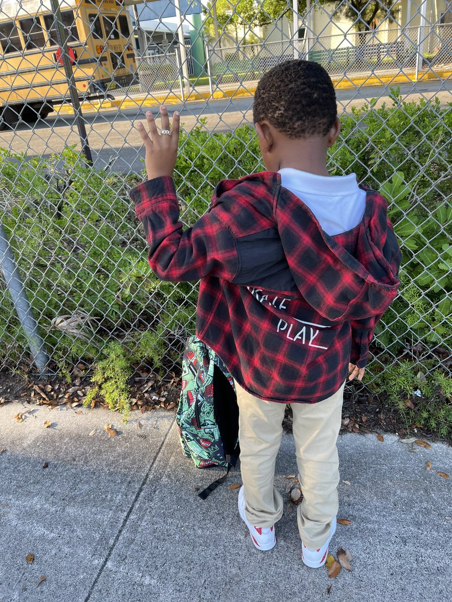 QueenAsiannn_'s tweet photo. 1st day as a 2nd grader💫 #LLJ #4xworld 🌎💙 https://t.co/YVFYG4ZeE2