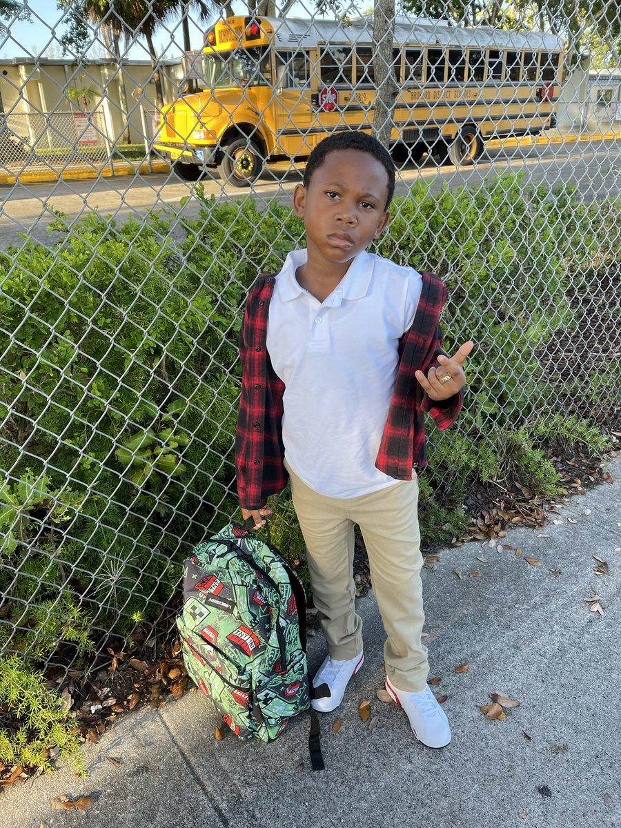 QueenAsiannn_'s tweet photo. 1st day as a 2nd grader💫 #LLJ #4xworld 🌎💙 https://t.co/YVFYG4ZeE2