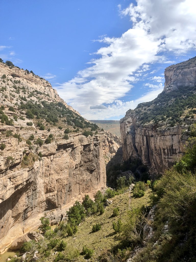 chabi13trl's tweet photo. Si no habéis estado nunca, no tardéis mucho en visitar Aliaga y su Parque Geológico. Si tardáis y dejamos que ciertos personajes lleven a cabo sus planes, es probable que en algunas de las fotos que saquéis aparezca algún aerogenerador chupando cámara. https://t.co/6Az2bKlaAw