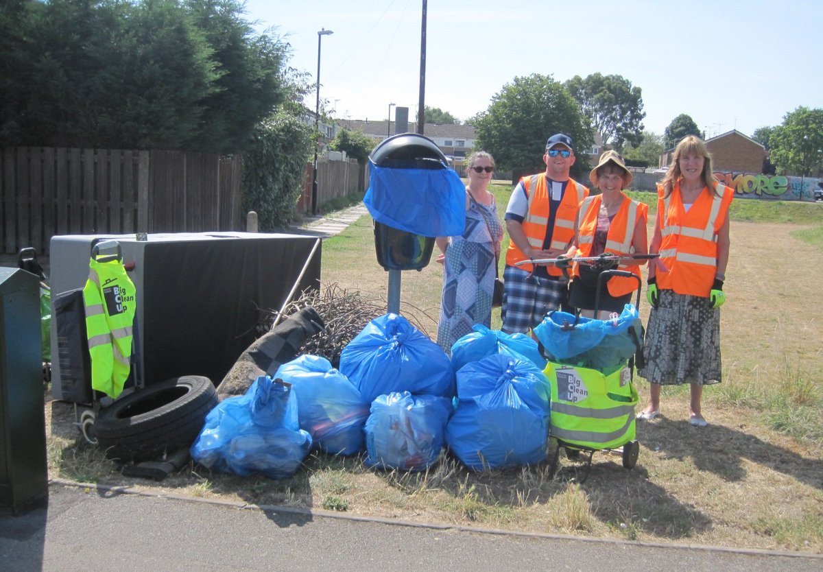 Big Clean Up picks Red Zone ❤

Join us 

This Sunday morning at 11am 

We will be litter picking for 1.5 hours (Weatherpermitted) the weather is forecast to be cooler this week 

Meeting at the entrance to the Community centre :) we will be popping