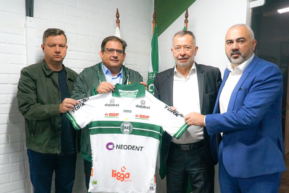 Coritiba's tweet photo. “Responsabilidade de conduzir o Coritiba ao lugar que ele merece, que é primeiro a manutenção na Série A, e depois, voos mais ousados. Esse é o nosso objetivo dentro do clube, e o torcedor pode ter certeza que não vamos medir esforços para conseguir”. Guto Ferreira 🎥🎙🇳🇬 https://t.co/G4QkD72A98