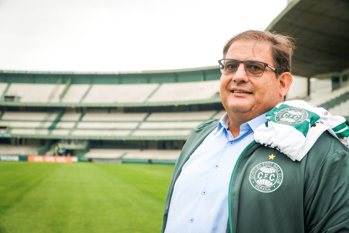 Coritiba's tweet photo. “Responsabilidade de conduzir o Coritiba ao lugar que ele merece, que é primeiro a manutenção na Série A, e depois, voos mais ousados. Esse é o nosso objetivo dentro do clube, e o torcedor pode ter certeza que não vamos medir esforços para conseguir”. Guto Ferreira 🎥🎙🇳🇬 https://t.co/G4QkD72A98