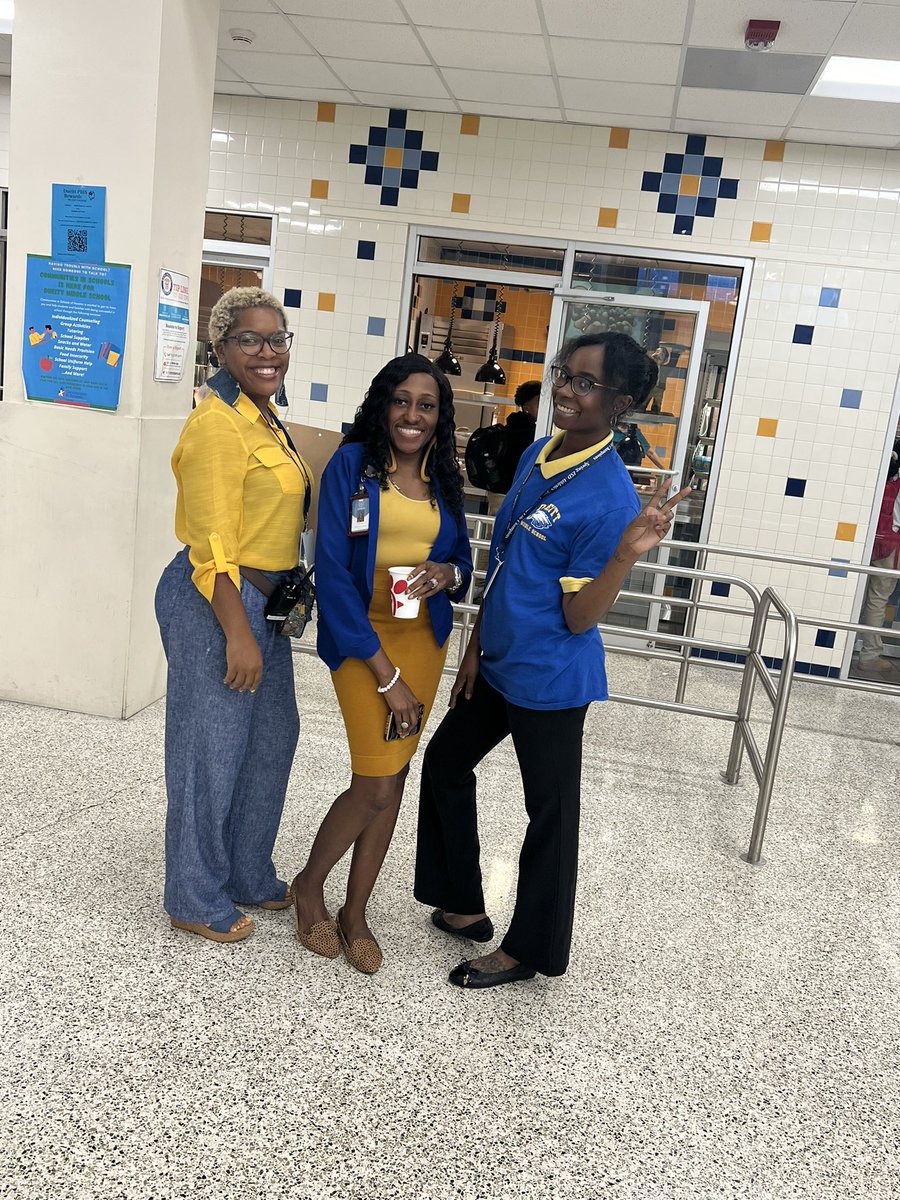TrevorKWilliams's tweet photo. The first day @DueittEagles is off to a great start! So many smiling faces! LETS GO!! 
#Dueitt #BelieveInSpring https://t.co/9g2k5JDYfc