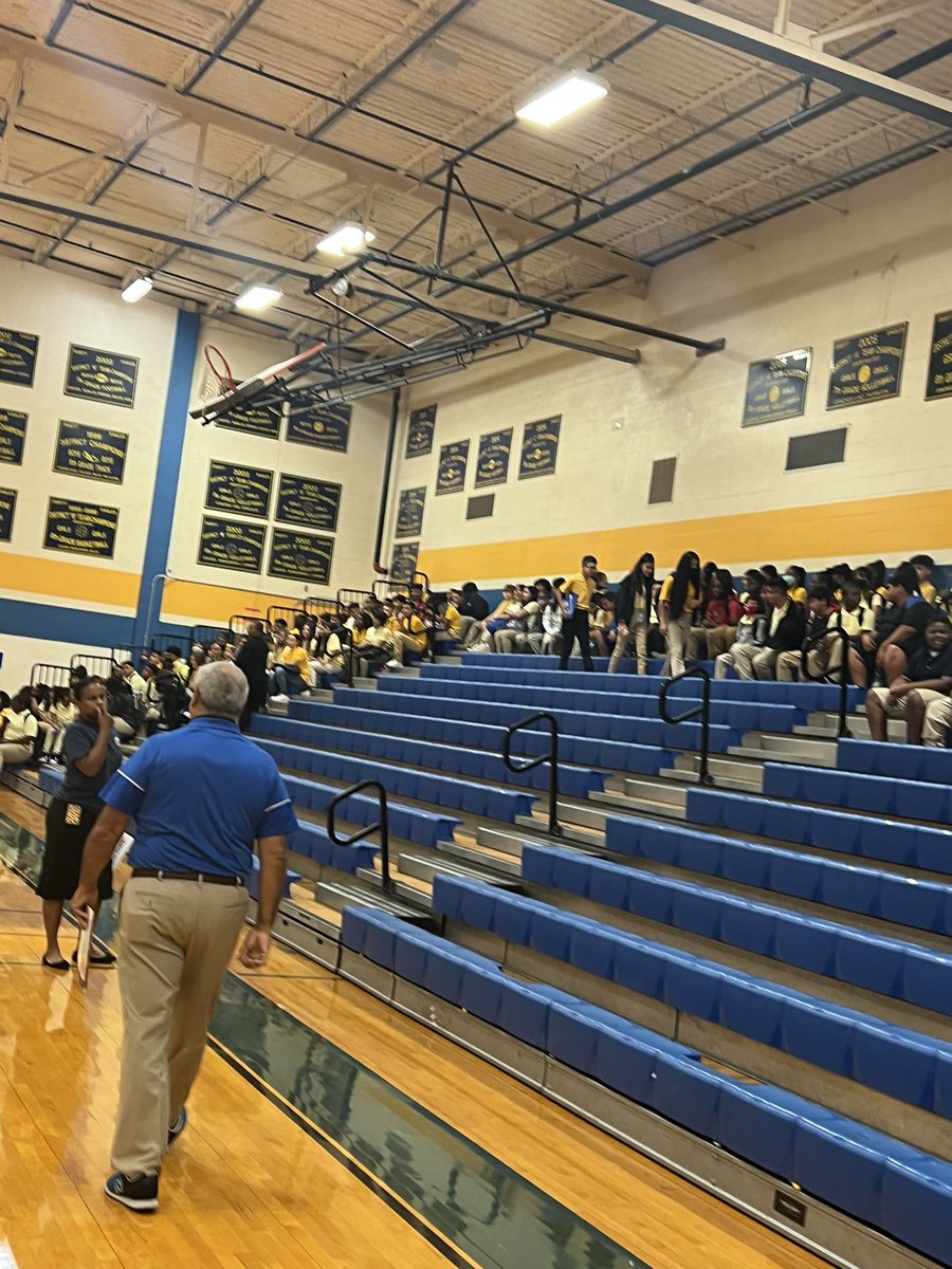 TrevorKWilliams's tweet photo. The first day @DueittEagles is off to a great start! So many smiling faces! LETS GO!! 
#Dueitt #BelieveInSpring https://t.co/9g2k5JDYfc