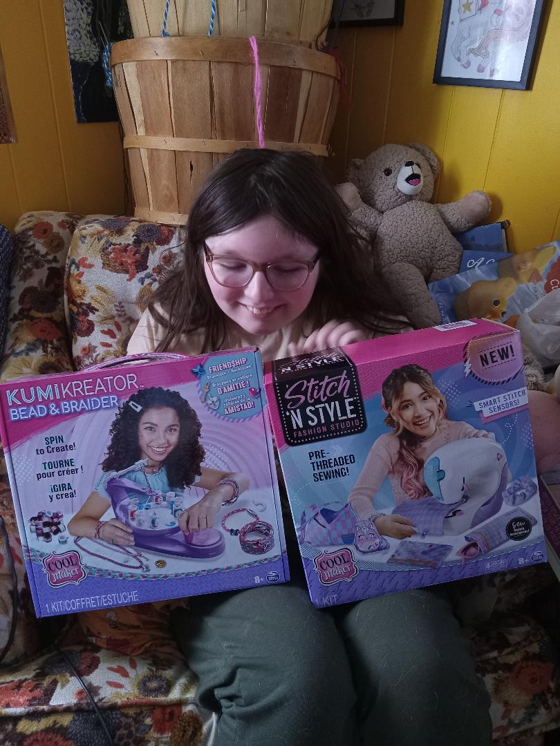 KBwhiskey's tweet photo. Have a teen that loves crafts like sewing and beading? These new machines are perfect for them! #CoolMaker #SpinMaster #Tryazon @Tryazon https://t.co/VPPyHP4w12