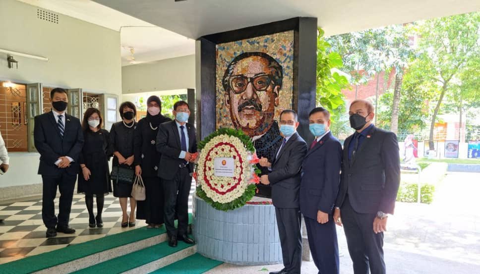 MYHCDhaka's tweet photo. Her Excellency Haznah Md Hashim, High Commissioner of Malaysia to Bangladesh joined other ASEAN Ambassadors at Dhanmondi-32 in Dhaka today for a laying of wreath as a tribute to Bangabandhu Sheikh Mujibur Rahman, Father of the Nation of Bangladesh. https://t.co/rtRlMEFVKr