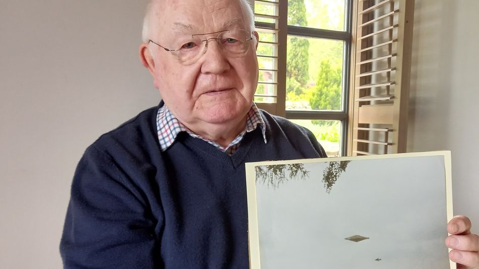 PLEASE_LOOK_UP's tweet photo. @gordonhudsonnu @TheZignal he's holding a physical copy. no editing the mountain out of this. jackass https://t.co/eYnSYHeBO7