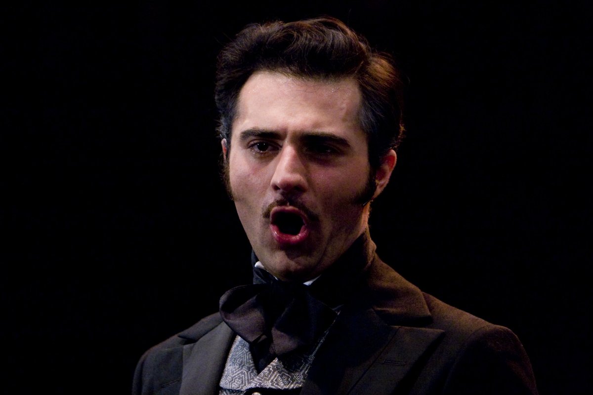 WhatsOnStage's tweet photo. West End star Darius Danesh has died aged 41 https://t.co/6Rj8Qi3Ain https://t.co/rYpIJuoiG0
