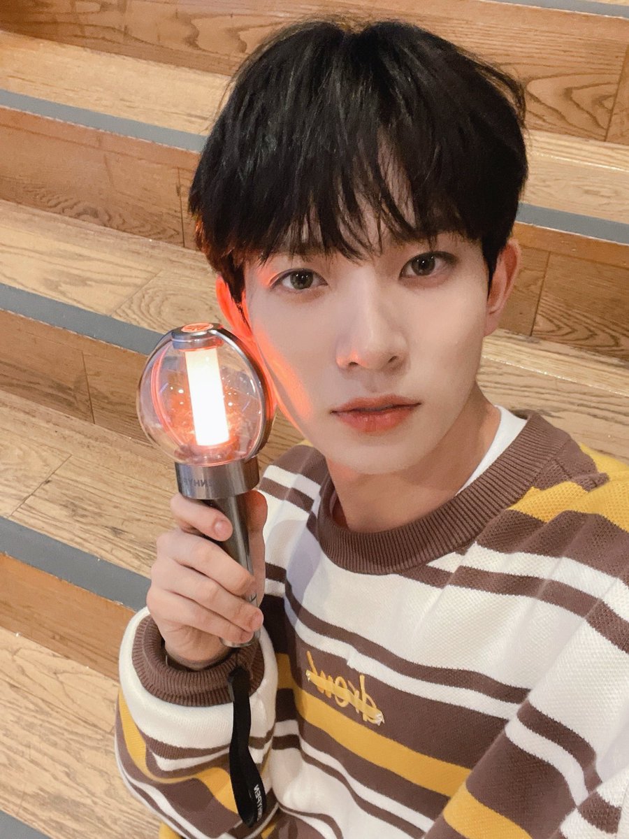 heeseuung's tweet photo. A post dedicated to tell how gratefuI I am to have Engenes supporting us from the audience seats. I found myself performing even harder on stage while seeing the flickering lights on each of your lightsticks, enthusiastically cheering. https://t.co/sd3bwGokxt