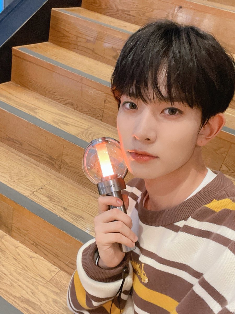 heeseuung's tweet photo. A post dedicated to tell how gratefuI I am to have Engenes supporting us from the audience seats. I found myself performing even harder on stage while seeing the flickering lights on each of your lightsticks, enthusiastically cheering. https://t.co/sd3bwGokxt