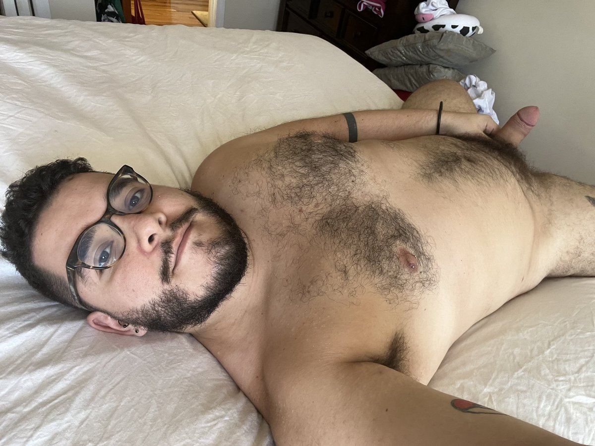 mrricardoxxx1's tweet photo. I can’t be the only one that’s too horny to work #musclecub #thick #hairy #hairytits #rubmedown https://t.co/vNjNHTHwsz