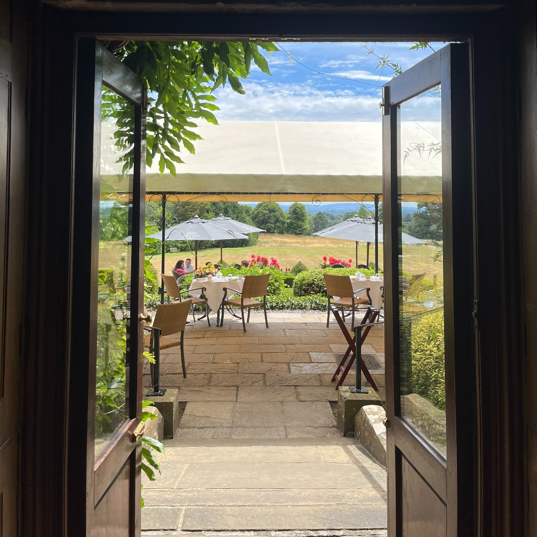 Exclusive_Hotel's tweet photo. Well and truly ticking the alfresco dining box at @SouthLodgeHotel
#alfrescodining #diningexperience #takeyourseat #yourtableisready #tablewithaview #sussexcountryside #camelliarestaurant #southlodge #westsussex #exclusivecollection #myexclusive https://t.co/km0erfyl6V