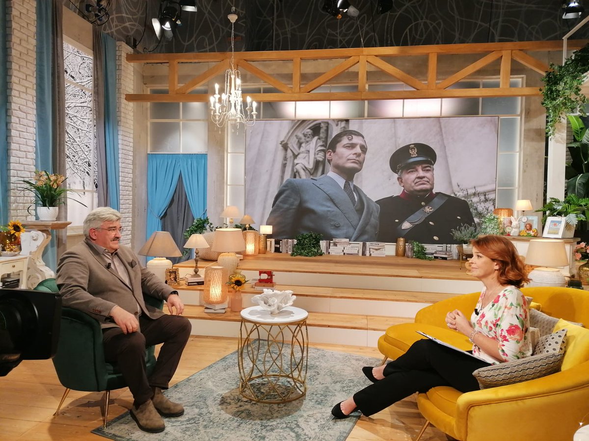 TV2000it's tweet photo. All'@orasolaretv2000 ospiti:
🔹 L’attore @antoniomilo1
🔹 Federica Ballerini e Giancarla Valcesio, dell’associazione culturale “Le Cesarine”
🔹 Stefania Capati con "Oggi sposi. Manuale di cucina per giovani coppie" @BluEdizioni 

Oggi #18agosto ore 12.20 su #Tv2000 https://t.co/QQN1Afa5t8