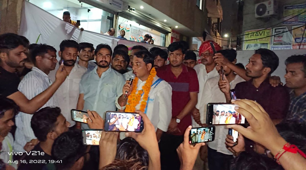 NareshMeena__'s tweet photo. आज जन्मदिन के अवसर पर त्���िवेणी जयपुर में युवा साथियों के बीच! https://t.co/BW9DyxRx6W