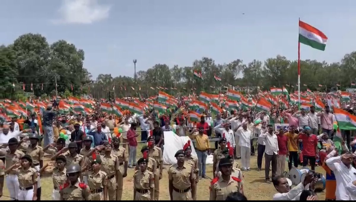dcpshamshabad's tweet photo. @PrakashGoudTRS garu @DrRanjithReddy garu participated in #MassRecitation of #NationalAnthem at #Agricultureuniversity, #Rajendranagar demonstrating our #Pride in celebrating the #75thAnniversaryOfIndependence Students &amp; Public participated.
#సామూహికజాతీయగీతాలాపన 
#IndiaAt75 https://t.co/Ty82KX5hX3