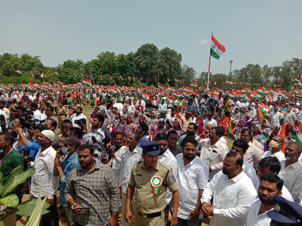 dcpshamshabad's tweet photo. @PrakashGoudTRS garu @DrRanjithReddy garu participated in #MassRecitation of #NationalAnthem at #Agricultureuniversity, #Rajendranagar demonstrating our #Pride in celebrating the #75thAnniversaryOfIndependence Students &amp; Public participated.
#సామూహికజాతీయగీతాలాపన 
#IndiaAt75 https://t.co/Ty82KX5hX3
