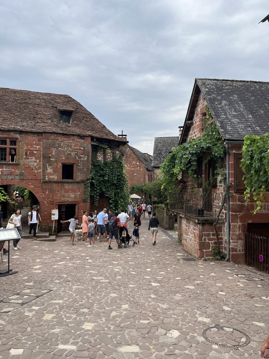 Emy_Crocro's tweet photo. Quatrième jour des #VacancesEnFamille2022 de la #PatchFamily, sur la route entre Cressensac (Lot) et Lascelle (Cantal), nous avons fait halte à Turenne, Collonges-la-Rouge et aux cascades de Murel avant de se prendre un orage violent à Aurillac (nul/20)… encore une journée top! https://t.co/UKkBg46Myn