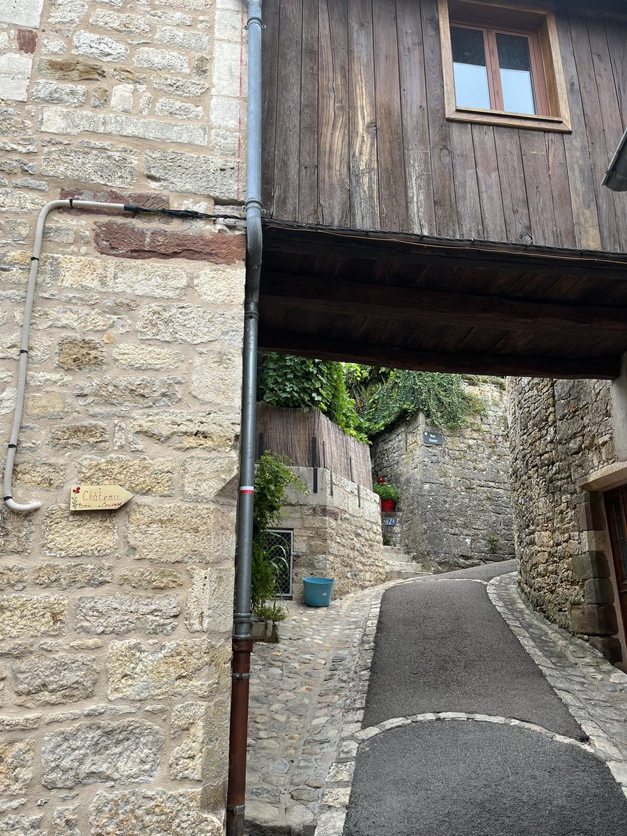 Emy_Crocro's tweet photo. Quatrième jour des #VacancesEnFamille2022 de la #PatchFamily, sur la route entre Cressensac (Lot) et Lascelle (Cantal), nous avons fait halte à Turenne, Collonges-la-Rouge et aux cascades de Murel avant de se prendre un orage violent à Aurillac (nul/20)… encore une journée top! https://t.co/UKkBg46Myn