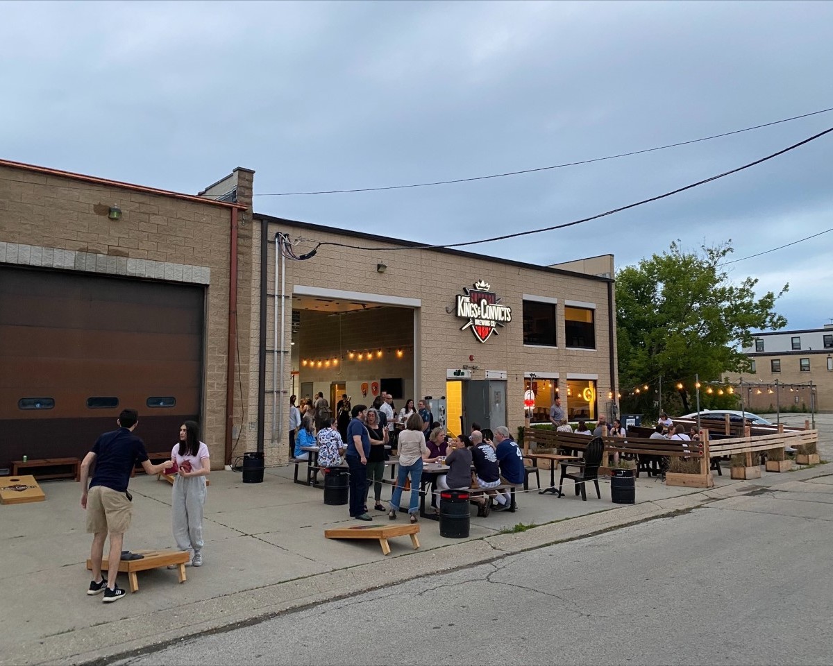 Summers hit different in Highwood 🍻 Swing by the Tasting Room and grab a pint mate!