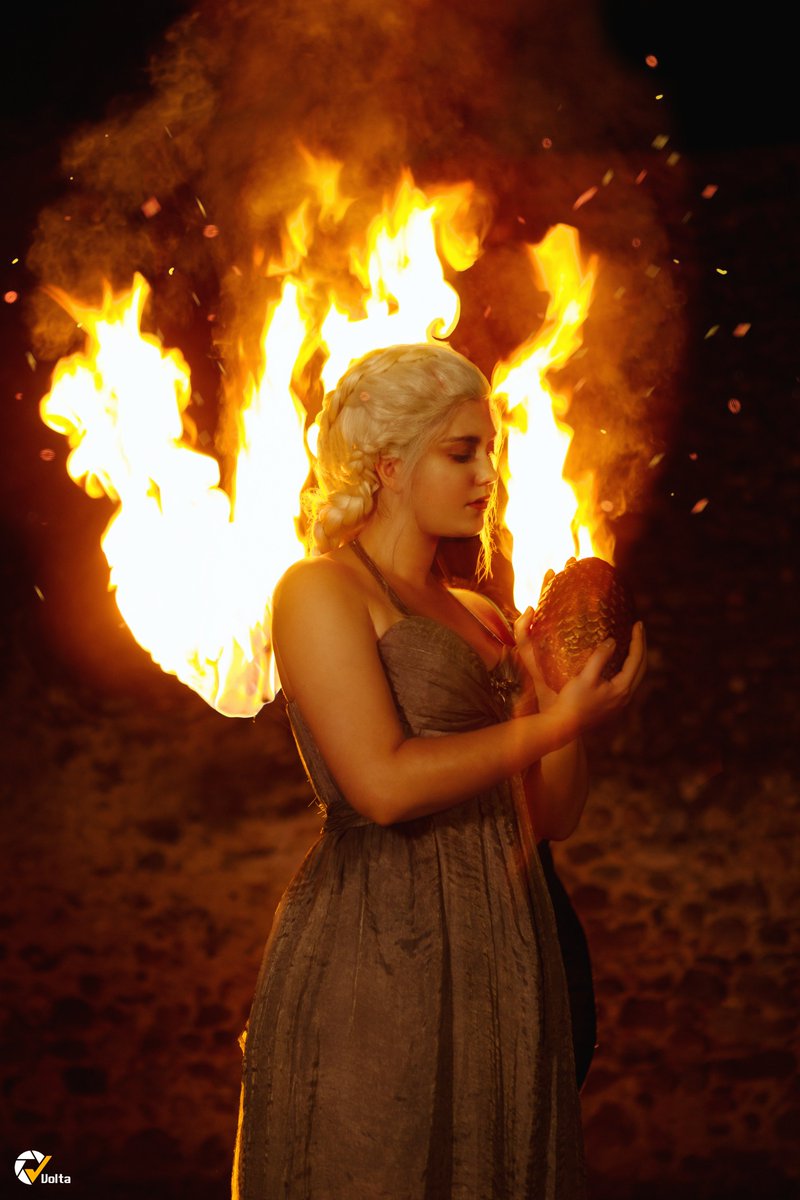 Angelicasbear's tweet photo. Uno dei set più evocativi che ho mai fatto!
Ma scattare Grimilde Malatesta col fuoco è stato DIFFICILISSIMO 🙃

#GoT #DaenerysTargaryen #FireEffect https://t.co/kfNFZQKatn