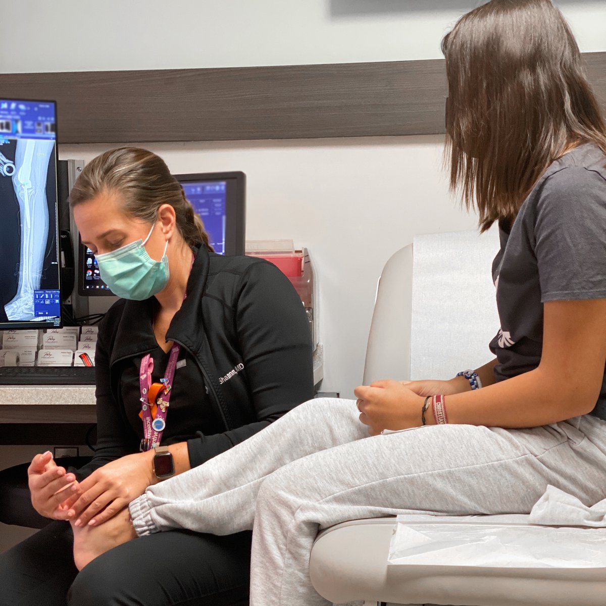 claireshannonmd's tweet photo. Working hard to provide my patients with world-class care each and every day.π #patientcare #orthopedics #pediatricorthopedicsurgeons #limbdeformitycorrection #orthopedicsurgeon #womeninmedicine #womeninorthopedicsurgerys https://t.co/WrUe7EXHhN