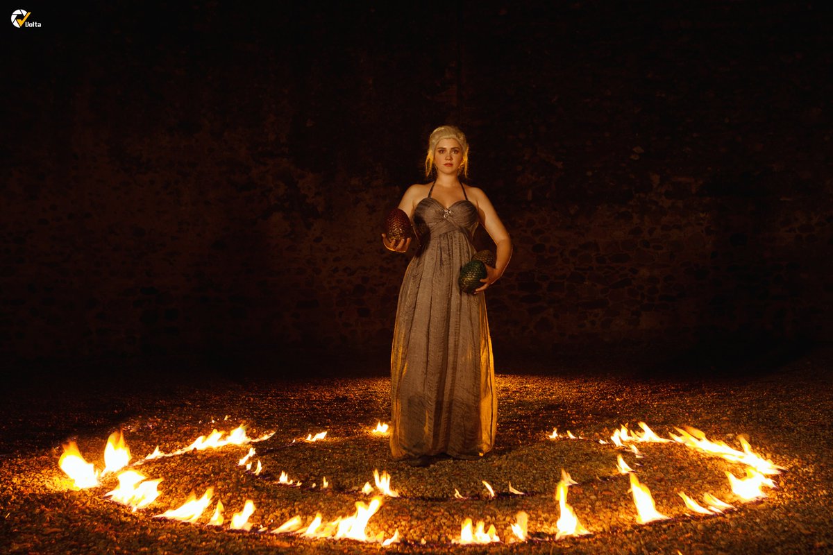 Angelicasbear's tweet photo. Altra foto, nuovo effetto di fuoco! Qui Grimilde doveva letteralmente stare immobile per non scottarsi!

Inutile dire che è stata PERFETTA 😍

#GoT #DaenerysCosplay #FireEffect https://t.co/XmDZ1NVqz9