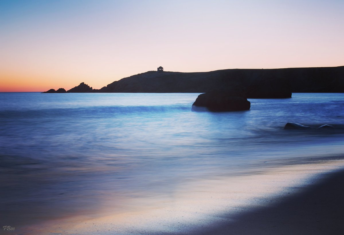 francoisboc's tweet photo. ***Tamisant sur l'horizon une étrange clarté,
le crépuscule parsemé de pigments cobalts,
diffuse au chaland un apaisement qui l'exalte
et lui rappelle d'aimer en toute simplicité.***

NIKON D750 + 50mm 1:4 Sigma
---------------
#quiberon #mer #orages #Bretagne #crépuscule #amour https://t.co/KtmbN6VDTv