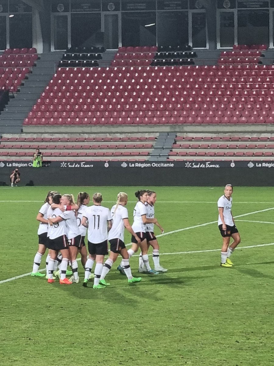 femmesfootnews's tweet photo. Terminé :
🇫🇷 PSG 0-1 Manchester United 🏴
⚽️ Zelem 🏴
Petite Finale : 🗓️ 19/08 (18h00) 🇫🇷 PSG 🆚 FC Barcelone 🇪🇸
GRANDE FINALE : 🗓️ 19/08 (21h00) 🇩🇪 Bayern Munich 🆚 Manchester United 🏴
#PSGMU @WomensFrenchCup https://t.co/F45VyVNjFd