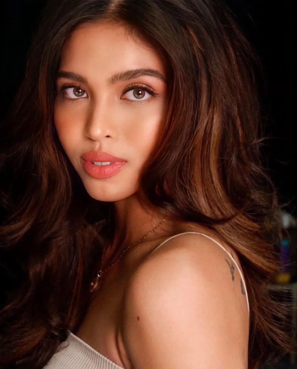 DungoCece's tweet photo. Maine is such a Stunning Woman... 🤩😍💛 

@mainedcm 
#MaineMendoza 
💛💛💛💛💛💛💛💛💛💛💛💛 https://t.co/GABzUE7p1f