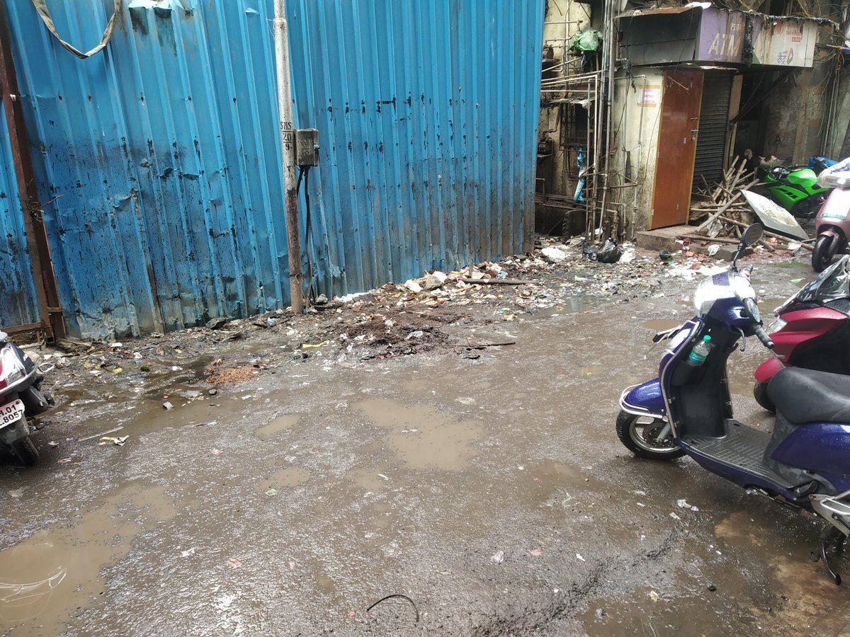 AshfakHoly's tweet photo. @mybmcWardB 30/32 Tantanpura Street, Mumbai - 9.
Poor condition of road with innumerable potholes.
Gutter Chambers blocked.
Daily Clean up Marshall clear the garbage from house gully but than also this place has become a garbage dumping spot. @corporatornikam @IqbalSinghChah2 https://t.co/qyFxxap2vh