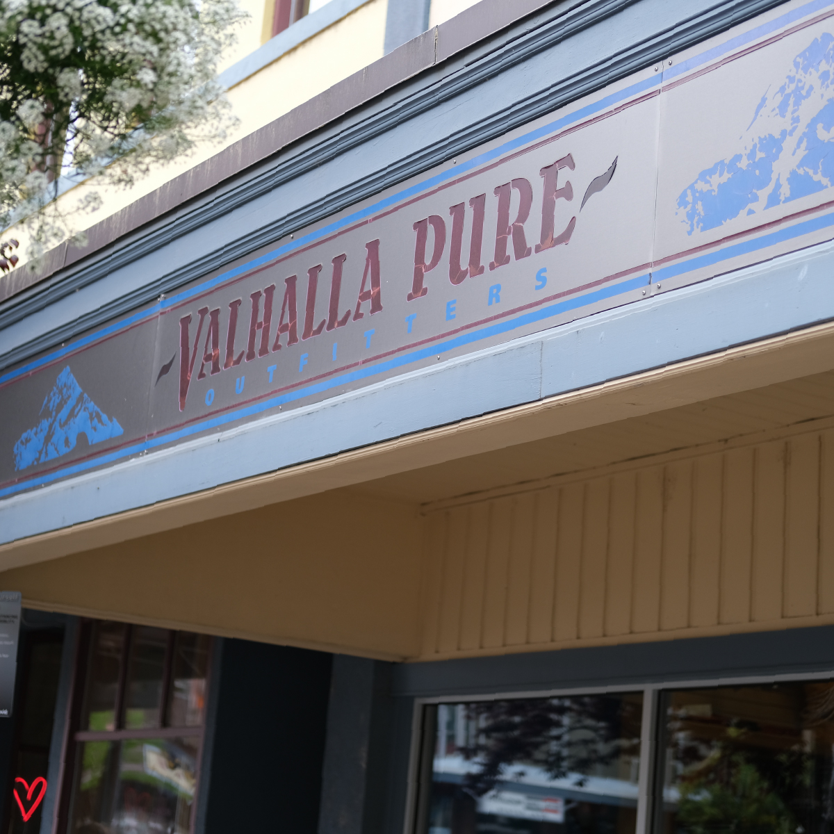 Home to some of the best skiing, hiking, and biking in the world, Revelstoke holds a special place in our hearts. The crew over at Valhalla Pure Revelstoke will have you tricked out with whatever you need (including the RUX 70L).
#revelstoke #BC #retailerlove #99WaysToRUX