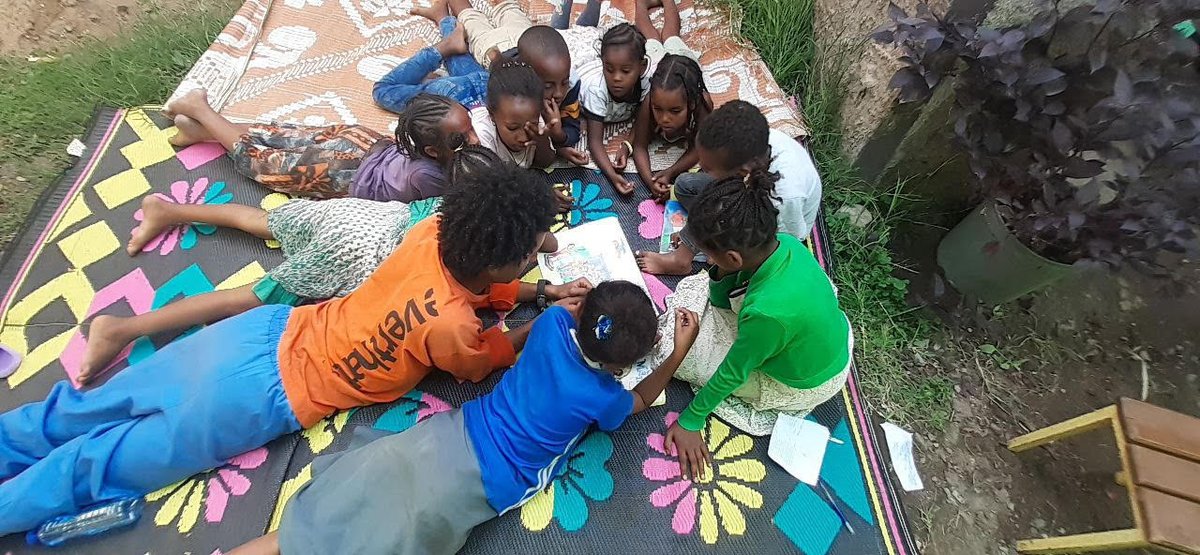 EthiopiaReads's tweet photo. At #Hawassa Reading Center, summer camps are still in session. Look at these kids enjoying story time with one of our energetic volunteer camp counselors! Thank you for supporting our camps! #summercamps #Ethiopia #ThoseWhoReadBloom https://t.co/2LXtN3VMKv