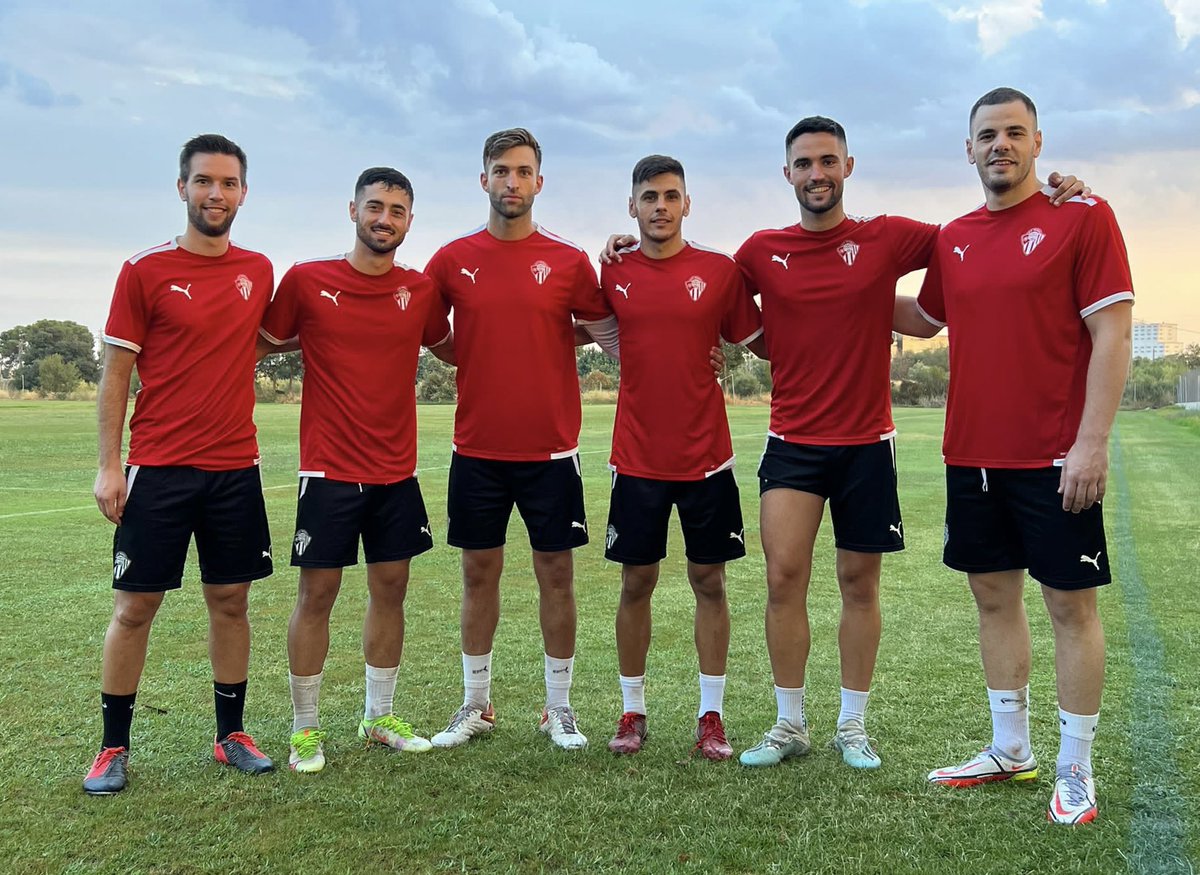 ReusFCR's tweet photo. Albert Miravent, Xavi Jaime, Alex Fernández, Modest Notario, Marcel Messeguer i Víctor Miranda, artífexs de l’ascens del Reus B Cambrils a 3a Divisió la temporada 16/17, es retroben de nou aquest curs al Reus FC Reddis ❤️‍🔥🖤

#reusfcr🔴⚫️  #somreusfcreddis https://t.co/8QFgIcEWvD
