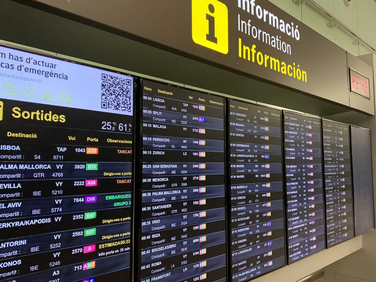 CrisPerseguer's tweet photo. @vueling hola! Parece que hay un gran retraso del vuelo VY3920 pero no estáis informando. Por favor haceros cargo de vuestros clientes, algunos no viajan por placer https://t.co/9ykf1nObh9