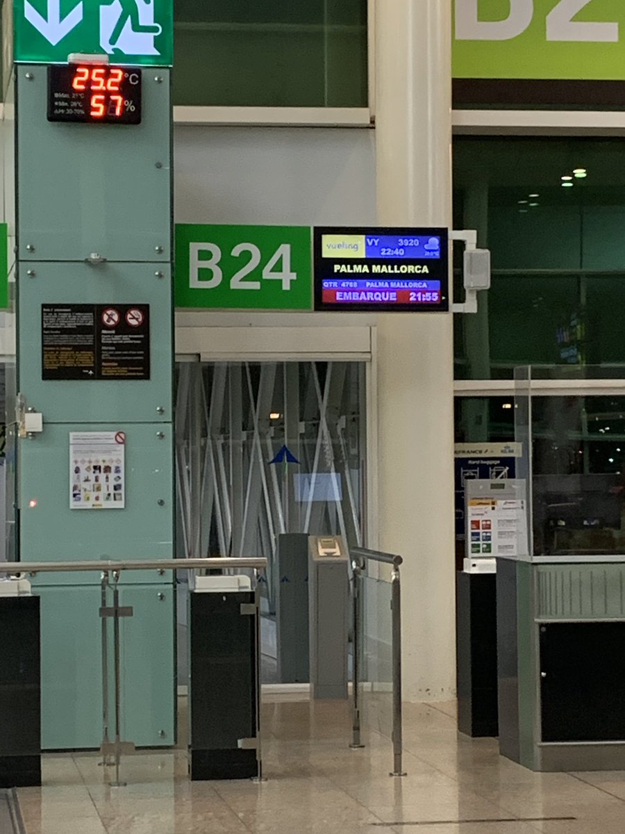 CrisPerseguer's tweet photo. @vueling hola! Parece que hay un gran retraso del vuelo VY3920 pero no estáis informando. Por favor haceros cargo de vuestros clientes, algunos no viajan por placer https://t.co/9ykf1nObh9