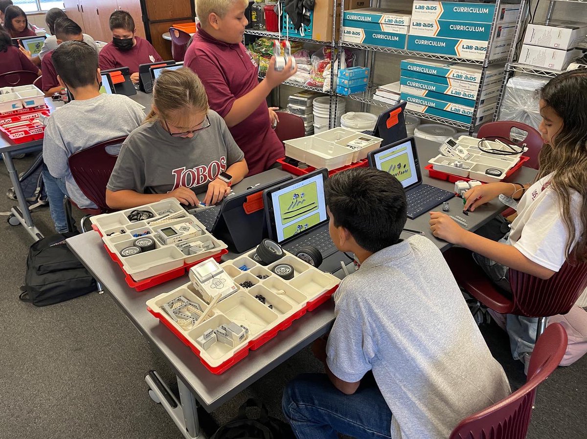 KJtheteach's tweet image. Let the madness begin @legoeducation #ev3mindstorms builds #kjzkidz #nlmusd @TmaganaLAM @laurengoodner