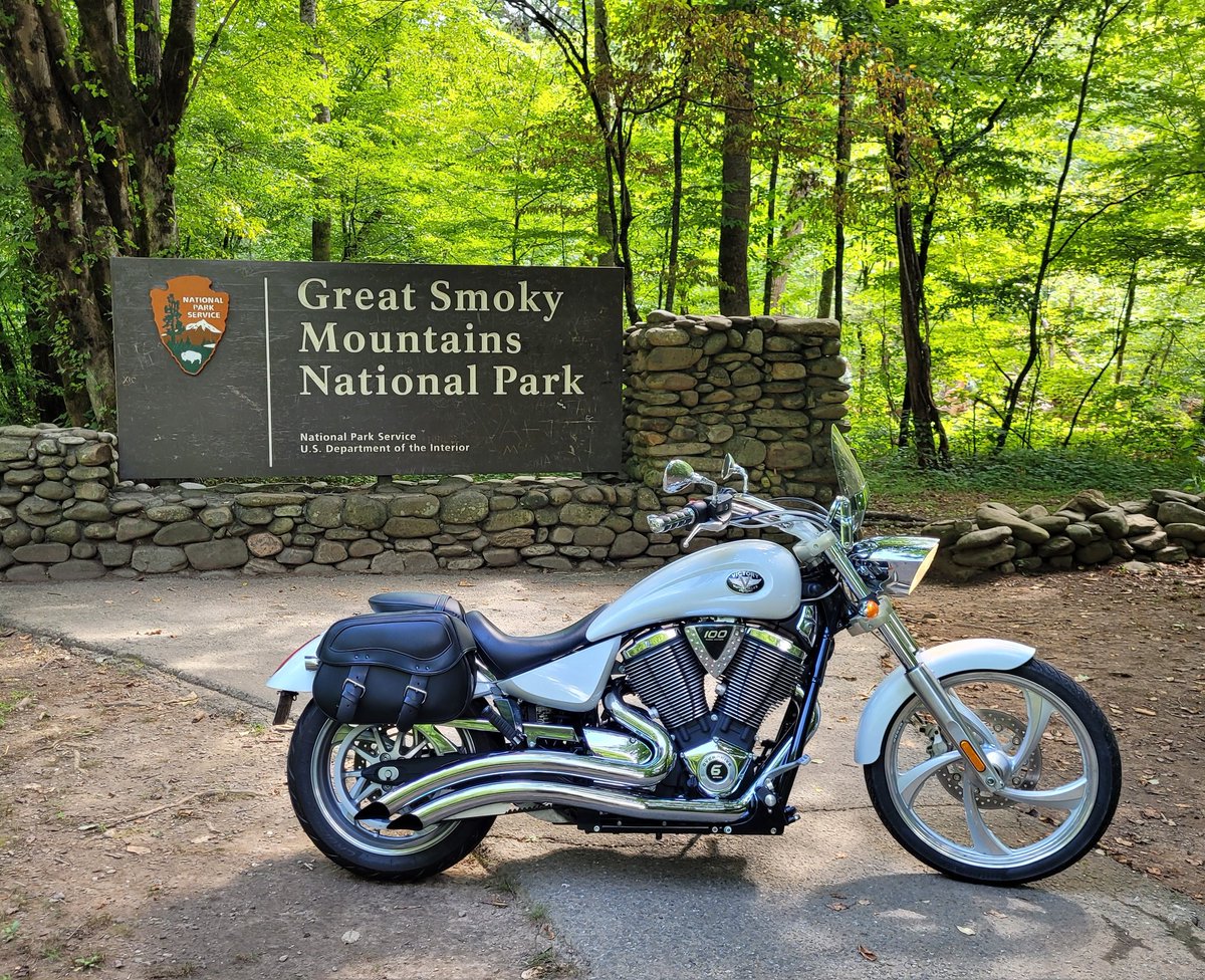 CaptainStupendo's tweet photo. Taking the Smokey Mountain pass to pigeon forge then back to BRP entrance to start the trip home. Glad I didn't take this last night, GORGEOUS road, and would have been a waste in the dark https://t.co/kq7VpVYnFH