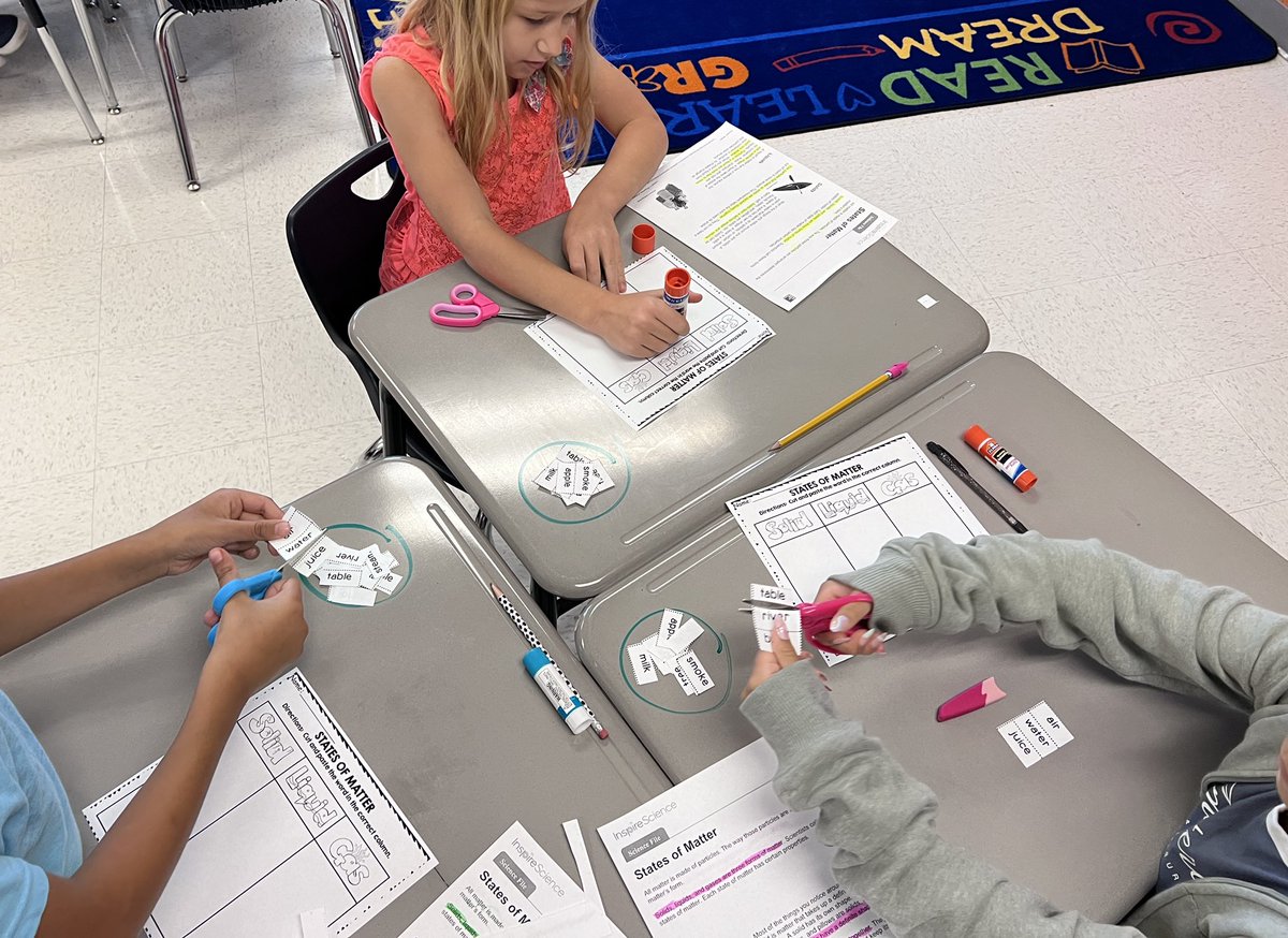 TiphanieStout's tweet photo. Teacher hack I tried today— draw a circle on their desk where they place all the pieces they are cutting. No one lost a piece or got them mixed up! 🙌 https://t.co/GaETbi248f