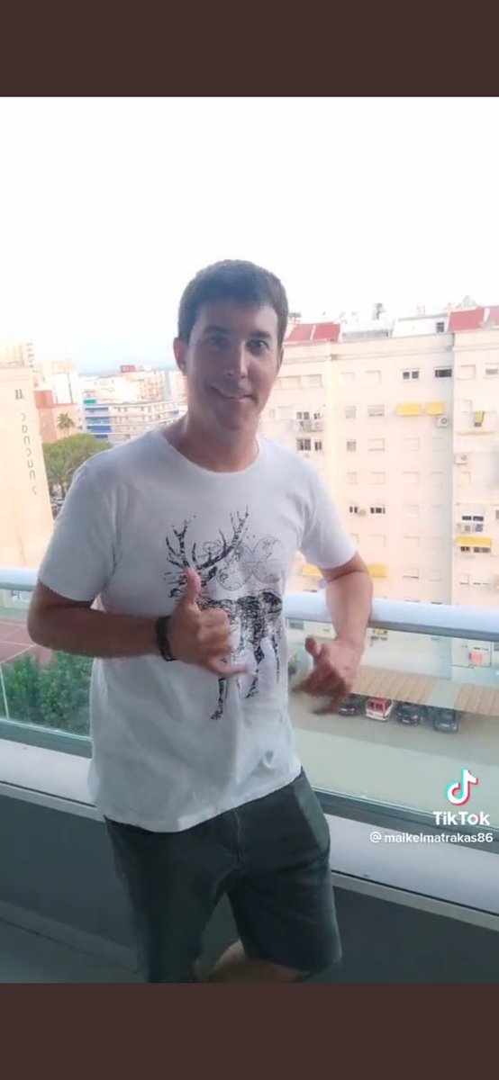 Pone la guita que falta para comprar el escabio, te sostiene la cabeza cuando quebraste, te lava los vasos de la previa, se rie de tus chistes para que le parezcas gracioso a la que te gusta, te avisa que tenes la rueda baja, le da su asiento a una viejita