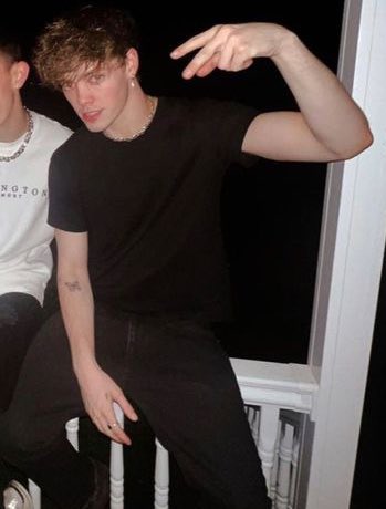 archiherron's tweet photo. cmon Zach Herron, is it even legal to be this hot? 🥵 https://t.co/TPuGxLavjh