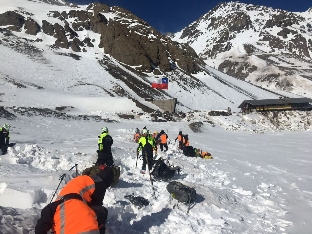 CbpaGora's tweet photo. Fraternidad y valioso entrenamiento vivió una delegación del GORA, luego de ser invitados por la @primeracbse a su tradicional taller de técnicas para rescate agreste invernal.Gesto de gran valor de parte de la primera unidad acreditada en nuestra especialidad. @SNOBomberos https://t.co/rCobhwdnGT
