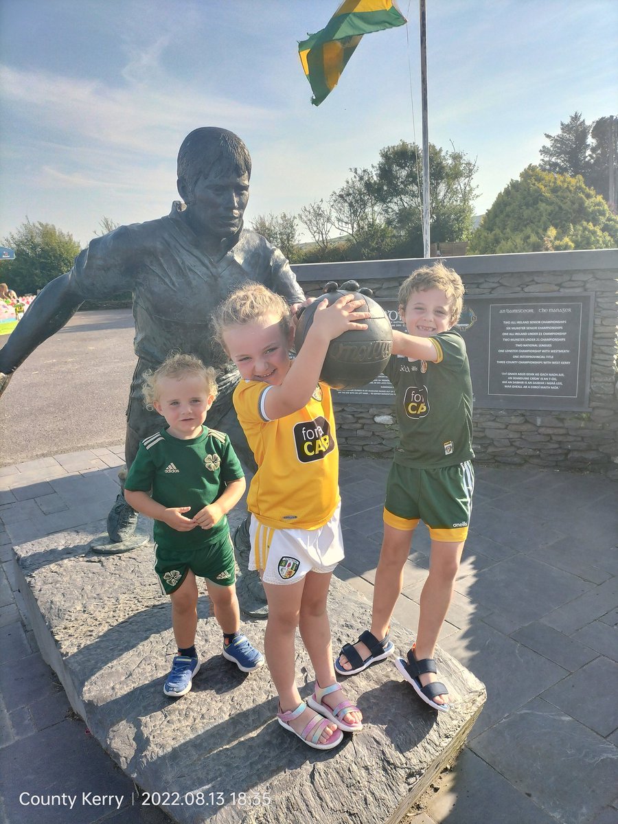 padgemckeever15's tweet photo. What a week we had in the Kerry...🌞😎🏄🍻 #upthekingdom https://t.co/qF8uxuAOyx