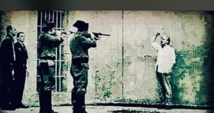 Kitmirin_biri's tweet image. Ünlü İspanyol şair Federico Garcia Lorca,
İspanya iç savaşında,faşistlerce kurşuna dizilmeden önce son şiirini okuyordu:
Özgür olmayan insan nedir?
Söyle bana,Mariana
Söyle seni nasıl sevebilirim Özgür olmazsam?
Sana kalbimi nasıl açabilirim Bu yürek benim değilse?
#Endpushbacks